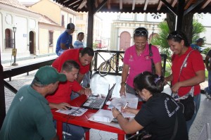 Grupo de personas que se dirigieron a la Plaza Bolívar a realizar el proceso de registro/FOTO: José Valera